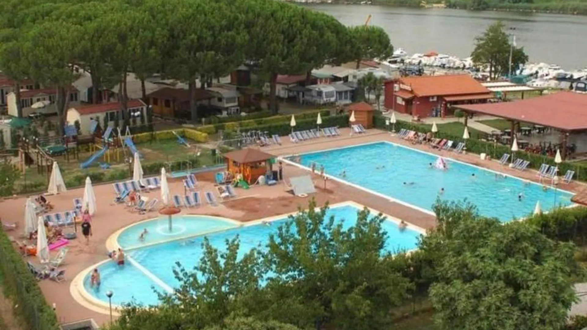 Chalet Camping River Italie Met 2 Slaapkamers Ameglia Italy
